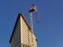 Une grue se plie et menace de s'effondrer à La ...