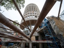 La tour Racine, à Paris, se vêt de son "écharpe"