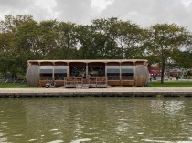 Un drôle de restaurant itinérant en bois fleurit ...