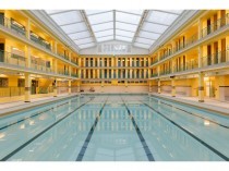 A Paris, la piscine Pontoise, joyau art déco, ...