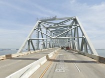 Un pont s'effondre après avoir été heurté par ...