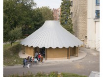 Un bâtiment enchanteur en terre crue égaye une ...