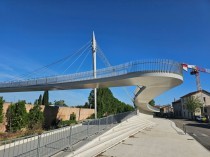 Une nouvelle passerelle s'élance à ...