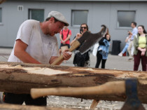 Des granges aux églises, ce charpentier taille ...