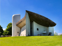 À Ronchamp, la chapelle de Le Corbusier s'offre ...