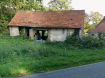 Au pied du Mont Cassel, une maison en ruines ...