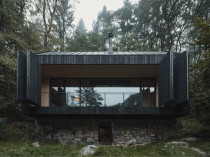 Une maison en bois s'ins&egrave;re d&eacute;licatement dans ...
