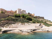 A Calvi, un th&eacute;&acirc;tre de plein air &eacute;pouse le ...