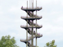 Pr&egrave;s de Strasbourg, une tour panoramique en bois ...