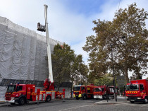 Un incendie ravage la toiture d'un b&acirc;timent ...