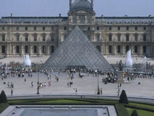 La Pyramide du Louvre, l'un des chefs-d'oeuvre de ...