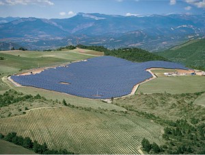 Un parc photovolta&iuml;que titanesque au milieu de ...