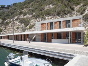 Une maison de pêcheurs mariée à la falaise ...