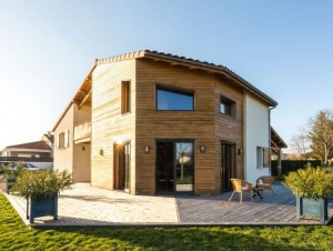 Une maison bioclimatique en bois et béton 