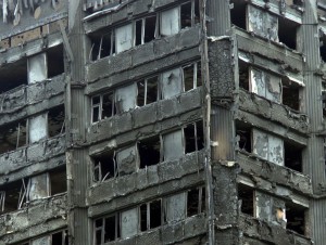 Incendie de la tour Grenfell : 3 industriels menacés d'exclusion du marché britannique