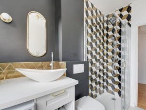 Une salle de bains en plus et un esprit Art Déco ...