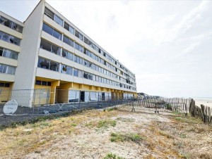 Le Signal, immeuble devenu symbole de l'érosion côtière, est en cours de démolition