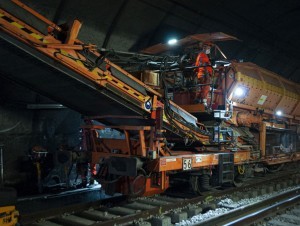 Dans les Bouches-du-Rhône, une opération de renouvellement de voie ferroviaire en cours