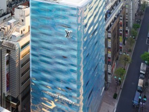 Au Japon, Louis Vuitton dévoile son bâtiment iridescent
