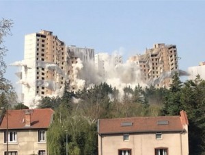 Démolition par explosifs d'une tour de 15 étages près de Lyon