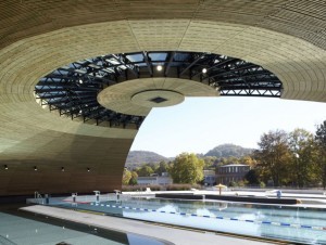 En Alsace, une piscine Tournesol se modernise et s'ouvre sur le paysage jurassien