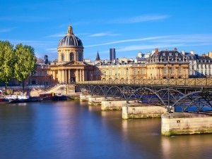 À Paris, le pont de...