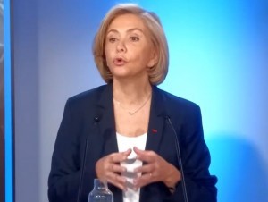 Valérie Pécresse veut réexaminer secteur par secteur le remboursement des PGE