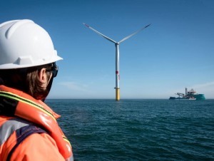 Eolien en mer : début de production à Saint-Nazaire' et une plainte dans le Calvados