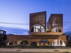 Au Vietnam, une maison originale en briques pour un résultat contemporain