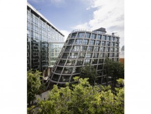 Un bâtiment parisien renaît de ses cendres pour ...