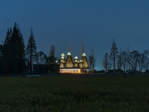 En Chine, un restaurant élégant se dresse dans le paysage rural