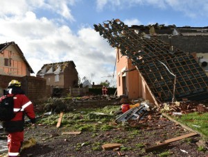 Tornades dans le nord de la France : des dizaines de bâtiments endommagés