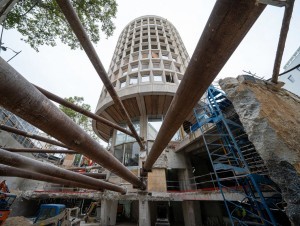 La tour Racine, à Paris, se vêt de son écharpe