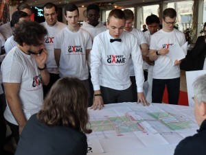 Des étudiants formés à devenir géomètres-experts réinventent le site de la tour Eiffel