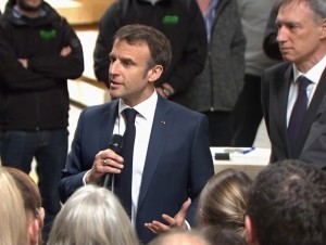 Plus on construit en bois, plus on évite des matériaux émetteurs de CO2, E.Macron