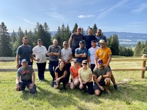 Dans le Jura suisse, des acteurs du Bâtiment marchent pour se sensibiliser au climat