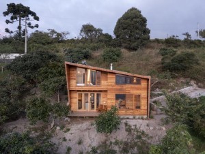 En Équateur, cette maison géométrique en bois et briques invite au repos