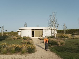 Des cabines rondes élégantes viennent agrandir un restaurant en Espagne