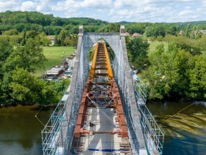 Ouvrage d'art : une charpente posée avant la démolition de la structure existante