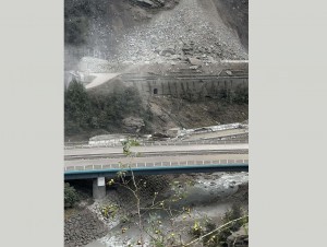 Eboulement en Savoie: 2.000 à 3.000m3 de roche peuvent encore tomber (L.Tur, préfecture)