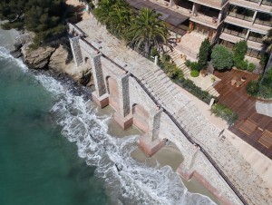 Dans le Golfe de Saint-Tropez, un escalier menant à la mer retrouve sa splendeur