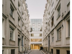 Une ancienne concession automobile brillamment réhabilitée en bureaux à Paris