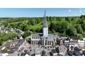 En Normandie, la restauration de l'immense flèche d'une église nécessite de grands moyens