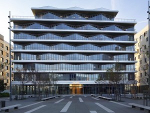 Une façade plissée de verre et d'aluminium pour un immeuble de bureaux