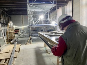 Au Grand Palais, Asselin orchestre la pose délicate de portes-fenêtres restaurées