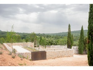 Une extension en pierre locale réancre un cimetière provençal dans son paysage
