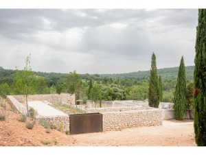 Une extension en pierre locale réancre un ...