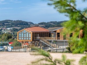 Une extension sur pilotis 100% bois pour une cantine scolaire près de Lyon