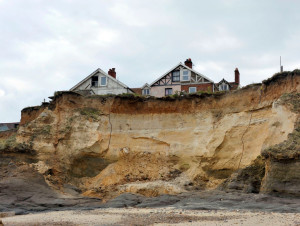 Face à l'érosion, de premières maisons rasées ...