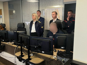 Un immeuble en partie détruit par les flammes à ...